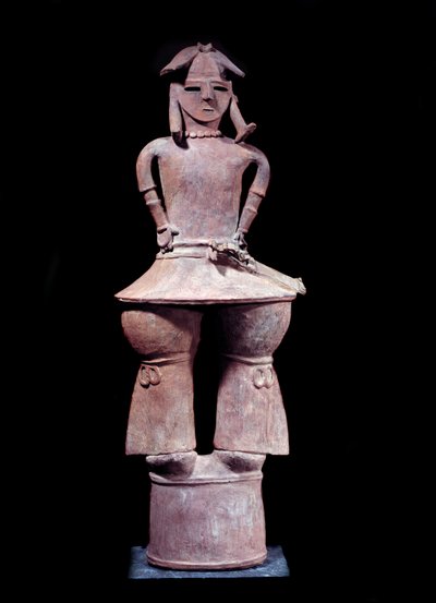 الفن الياباني: هانيوا (تمثال جنازي صغير) لمحارب يرتدي خوذة يقف في الطين. الشمس. 1،12 م Epoque Kofun (350-550 م) باريس ، متحف Guimet ، المتحف الوطني للفنون الآسيويين. بواسطة المدرسة اليابانية