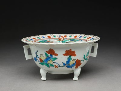 وعاء كورو بغطاء مسطح ، أواني ذات صلة بـ Kakiemon بواسطة المدرسة اليابانية
