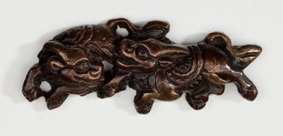 Menuki ، أو زخرفة القبضة ، على شكل اثنين من حيوانات Kirin الأسطورية (سبيكة من النحاس والذهب مع التذهيب) بواسطة المدرسة اليابانية