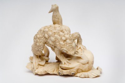 Okimono من اثنين من الضفادع على ورقة لوتس ، c.1550-1600 بواسطة المدرسة اليابانية