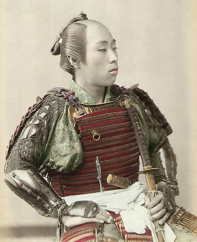 صورة لساموراي من اليابان القديمة مسلحة بدرع كامل الجسم ، 1890 (صورة زلال ملونة يدوية) بواسطة المدرسة اليابانية