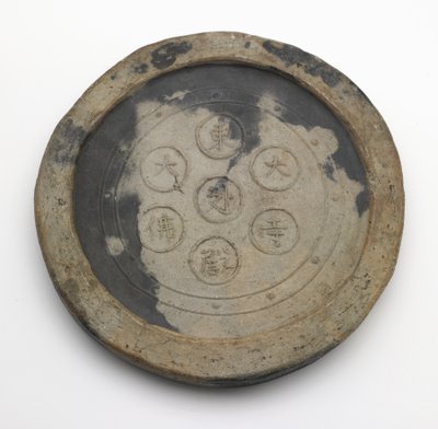 بلاط مستدير الطرف في نمط Todaiji ، عصر Meiji (خزف غير مزجج) بواسطة المدرسة اليابانية