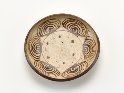 صحن تقديم بتصميم "عين الحصان" 1800-1830 بواسطة المدرسة اليابانية