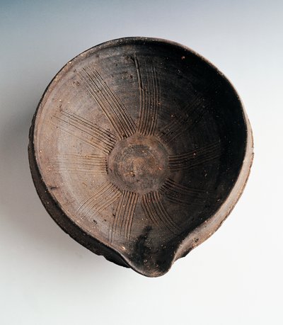 وعاء مطبخ حجري لطحن وخلط الطعام (سوريباتشي) ، صنع في بيزن ، ارتفاع 11.5 سم وقطر 33.5 سم ، الحضارة اليابانية ، فترة موموياما بواسطة المدرسة اليابانية