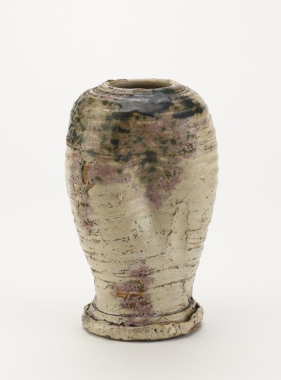 مزهرية على طراز Oribe ، من المحتمل أن تكون Setoware 1800-80 (خزف حجري مع طلاء زجاجي feldspathic وطلاء زجاجي نحاسي أخضر (مختل جزئيًا إلى الأحمر) بواسطة المدرسة اليابانية