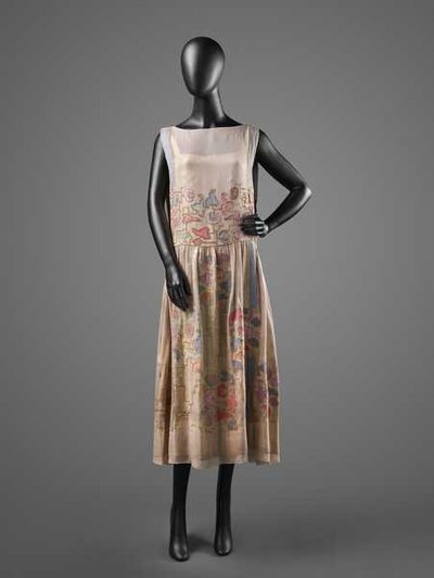 فستان سهرة ، حوالي 1924 (تطريز عكسي ، شيفون حريري ، لاميه ذهبي ، خرز بوق وشريط حريري) بواسطة جان (Attr.to) باتو