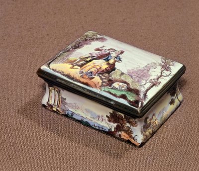 Snuffbox ، برمنغهام ، ج 1756 (المينا المطبوعة نقل) بواسطة جان أنطوان واتو
