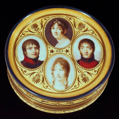 بونبونير مع صور يوجين (1781-1824) هورتنس (1783-1837) وجوزفين بوهارنيس (1763-1814) ولويس بونابرت (1778-1846) (ذهبي ، عاجي ومينا) بواسطة جان بابتيست إيسابي