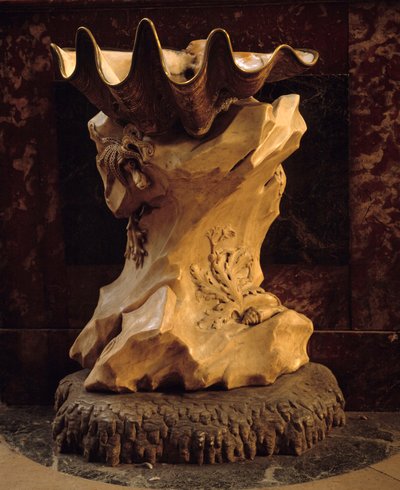 Benitier shape of a shell on rock realized by Jean Baptiste Pigalle (1714-1785) 1745 Paris, Church Saint Sulpice. بواسطة جان بابتيست بيغال
