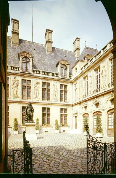 منظر لـ Cour dHonneur من فندق Carnavalet ، تم بناؤه عام 1545 بواسطة جان بولانت