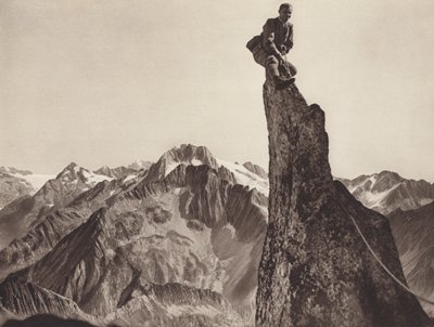 سويسرا: Gendarme على Sonnigwichel ، وتتطلع نحو Oberalpstock (b / w photo) بواسطة جين جابريل