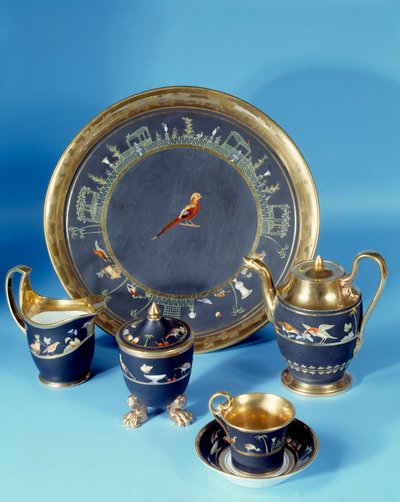 ملهى بصينية دائرية. صنع في مصنع Dagoty حوالي عام 1810. Sevres. صناعة البورسلين بواسطة جان بول لورنس
