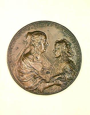 ميدالية مؤسسة فال دي جريس. فيرسو يصور آن النمسا (1601-66) وابنها لويس الرابع عشر (1638-1715) 1638 (برونزي) بواسطة جان وارين