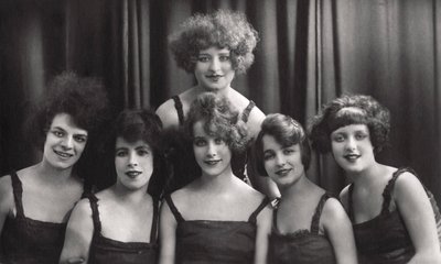 فرقة رقص أو مسرحية ، 1900-1929. بواسطة جيروم المحدودة