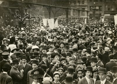 الحشد في ميدان الاتحاد في اجتماع الاقتراع ، حوالي 1905-11 (صورة فضية من الجيلاتين) بواسطة جيسي تاربوكس بيلز