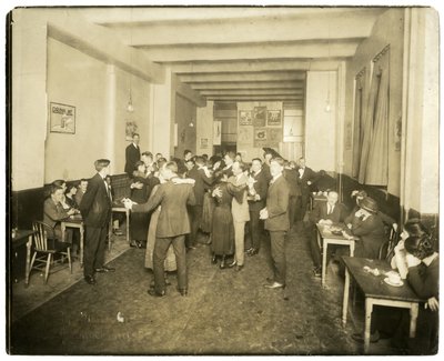 الرقص في Charley Reed's Purple Pup ، Greenwich Village ، حوالي 1905-18 (صورة فضية من الجيلاتين) بواسطة جيسي تاربوكس بيلز