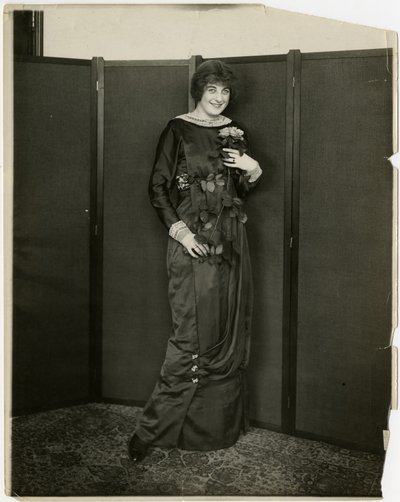 فستان ، رايات ، Gimbels ، c.1905-18 (صورة فضية من الجيلاتين) بواسطة جيسي تاربوكس بيلز