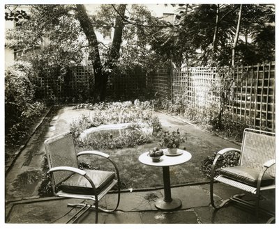 Garden of Mrs WH Wells 265 W 11th، Greenwich Village، New York، USA، c1936-37 (صورة فضية جيلاتينية) بواسطة جيسي تاربوكس بيلز