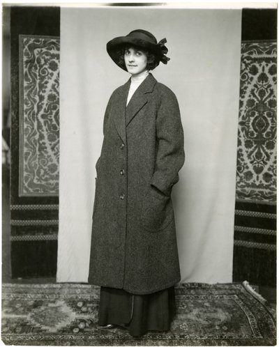 معطف رمادي ، Arnold & Constable ، c.1905-18 (صورة فضية الجيلاتين) بواسطة جيسي تاربوكس بيلز