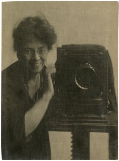 جيسي تاربوكس بيلز ، صورة شخصية بالكاميرا ، حوالي 1918-20 (صورة فضية جيلاتينية) بواسطة جيسي تاربوكس بيلز