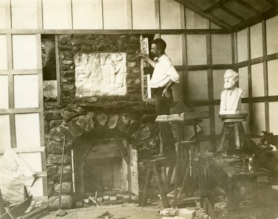 كارل بيتر (نحات) يبني مدفأة بنفسه ، حوالي 1905-15 (صورة من الفضة الجيلاتينية) بواسطة جيسي تاربوكس بيلز