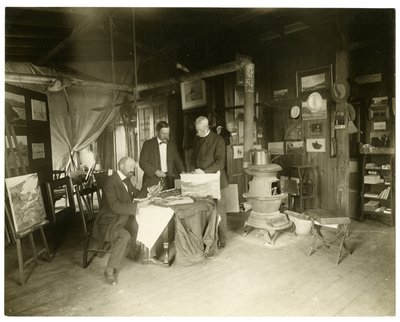 من اليسار إلى اليمين: كولين ييتس - محجوب - والتر دين ، حوالي 1905-11 (صورة فضية جيلاتينية) بواسطة جيسي تاربوكس بيلز