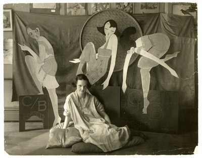 لين في متجرها ، قرية غرينتش ، نيويورك ، الولايات المتحدة الأمريكية ، حوالي 1916-20 (صورة فضية من الجيلاتين) بواسطة جيسي تاربوكس بيلز