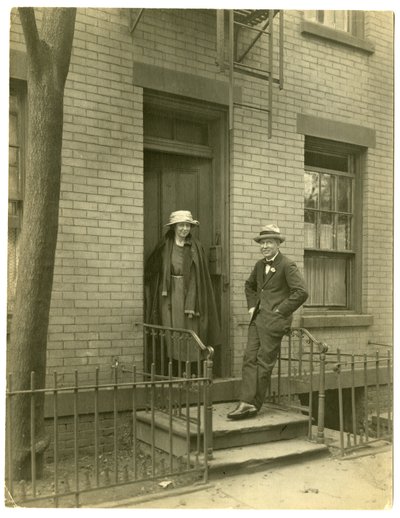 السيد Llewelyn Powys ، مؤلف وزوجته ، حوالي 1905-40 (صورة جيلاتينية فضية) بواسطة جيسي تاربوكس بيلز