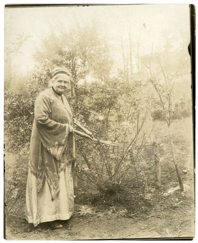 السيدة Alzirc Hewitt Wade - 88 عامًا - في الحديقة في Ossining ، نيويورك ، حوالي 1905 - 28 (صورة فضية من الجيلاتين) بواسطة جيسي تاربوكس بيلز