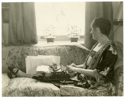 السيدة إميلي بوست ، مؤلفة كتاب آداب السلوك ، 1926-28 بواسطة جيسي تاربوكس بيلز