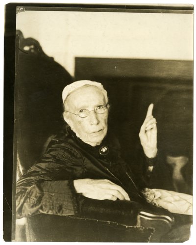 السيدة ماري مور ، بروكلين ، قداس يبلغ من العمر 91 عامًا تتلو أغنية ، حوالي 1905 - 27 (صورة فضية جيلاتينية) بواسطة جيسي تاربوكس بيلز