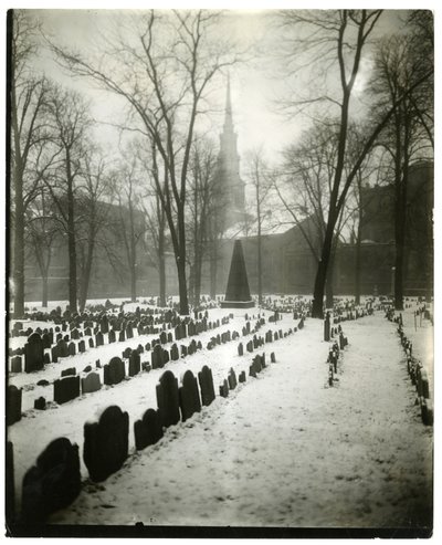 Old Granary Burying Ground بوسطن ، الولايات المتحدة الأمريكية ، حوالي 1902-10 (صورة فضية من الجيلاتين) بواسطة جيسي تاربوكس بيلز