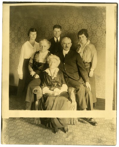 السيدة العجوز هي السيدة ليمان جيمس ، أخت مارشال فيلد ، حوالي 1905 - 28 (صورة من الفضة الجيلاتينية) بواسطة جيسي تاربوكس بيلز