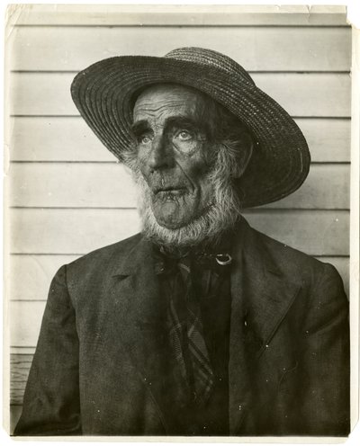 رجل كبير في السن في قبعة من القش ، c.1905-40 (صورة فضية من الجيلاتين) بواسطة جيسي تاربوكس بيلز
