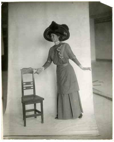 "الرجاء الجلوس" الاتزان الصحيح للأرجل والذراعين واليدين ، حوالي 1905-18 (صورة فضية جيلاتينية) بواسطة جيسي تاربوكس بيلز