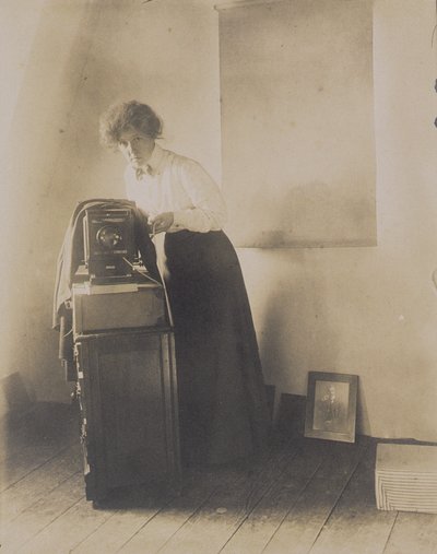 صورة ليليان باينز جريفين مع كاميرتها ، 1905-10 بواسطة جيسي تاربوكس بيلز
