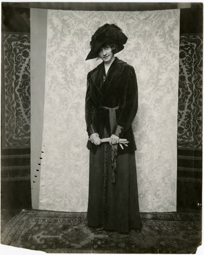 بدلة حمراء مخملية مع تنورة مطوية أكورديان ، Arnold & Constable ، c.1905-18 (صورة فضية جيلاتينية) بواسطة جيسي تاربوكس بيلز