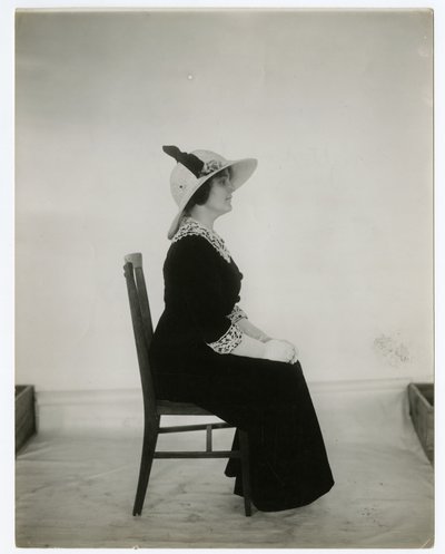 الطريقة الصحيحة للجلوس على كرسي ، حوالي 1905-18 (صورة فضية من الجيلاتين) بواسطة جيسي تاربوكس بيلز