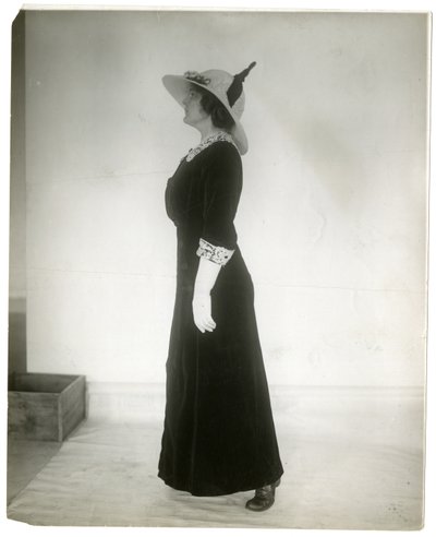 الطريقة الصحيحة للوقوف عند المشي حوالي 1905-18 (صورة فضية جيلاتينية) بواسطة جيسي تاربوكس بيلز