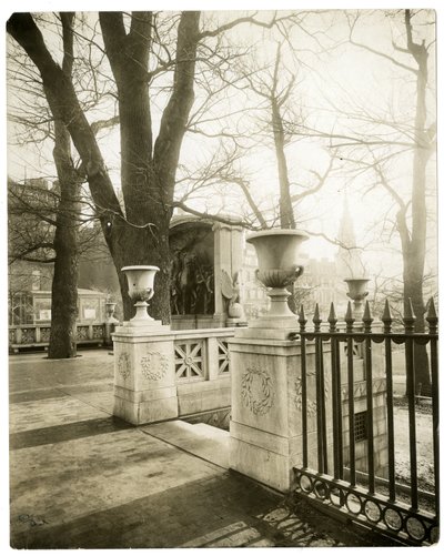 Shaw Memorial ، بوسطن ، الولايات المتحدة الأمريكية ، حوالي 1902-10 (صورة فضية للجيلاتين) بواسطة جيسي تاربوكس بيلز
