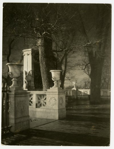 نصب شو التذكاري في الليل ، بوسطن ، الولايات المتحدة الأمريكية ، حوالي 1902-10 (صورة فضية من الجيلاتين) بواسطة جيسي تاربوكس بيلز