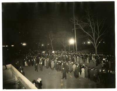 موكب الاقتراع ، قرية غرينتش ، نيويورك ، الولايات المتحدة الأمريكية ، حوالي 1915-18 (صورة فضية للجيلاتين) بواسطة جيسي تاربوكس بيلز
