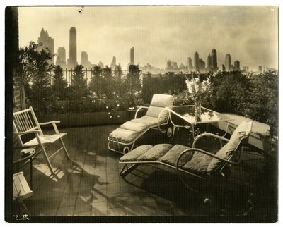شرفة السيدة أليس وودوارد راينهارت ، 400 E 52 St ، حوالي 1936-37 (صورة فضية جيلاتينية) بواسطة جيسي تاربوكس بيلز