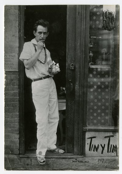 Tiny Tim ، Greenwich Village ، نيويورك ، الولايات المتحدة الأمريكية ، حوالي 1915-22 (صورة فضية من الجيلاتين) بواسطة جيسي تاربوكس بيلز