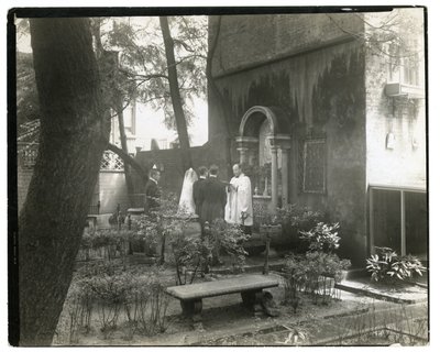 حفل زفاف في كنيسة القديس يوحنا ، غرب 11 شارع ، حوالي 1938-39 (صورة فضية من الجيلاتين) بواسطة جيسي تاربوكس بيلز