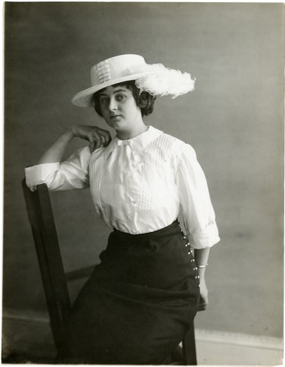 بلوزة من الحرير الأبيض ، McCreery's ، حوالي 1905-18 (صورة فضية من الجيلاتين) بواسطة جيسي تاربوكس بيلز