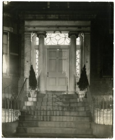 باب نادي مدينة المرأة ، بوسطن ، الولايات المتحدة الأمريكية ، حوالي 1902-10 (صورة فضية من الجيلاتين) بواسطة جيسي تاربوكس بيلز