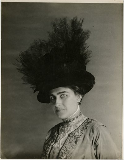 الصورة عن قرب، بسبب، قبعة الريش، c.1905-18 (صورة فضية من الجيلاتين) بواسطة جيسي تاربوكس بيلز