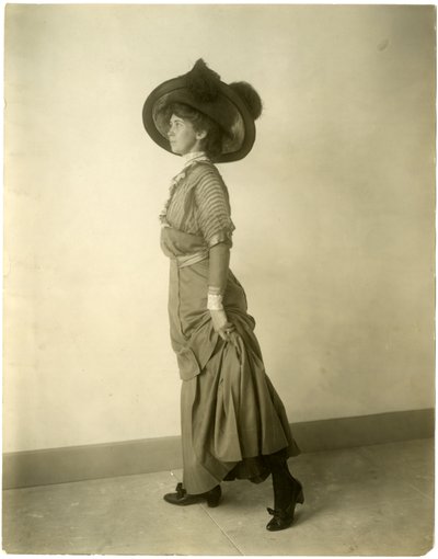 نموذج في قبعة مصقولة بالريش ، حوالي 1905-18 (صورة فضية جيلاتينية) بواسطة جيسي تاربوكس بيلز