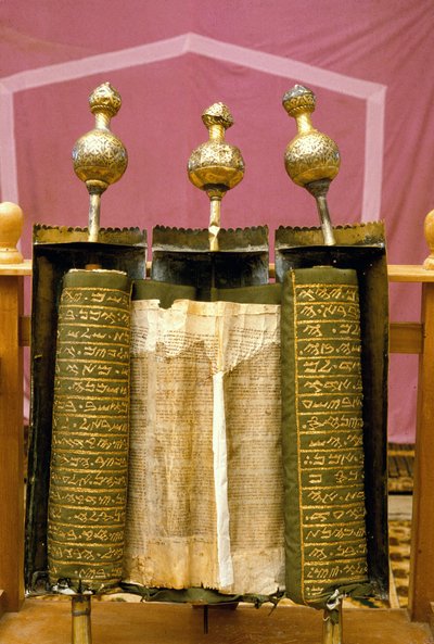 التمرير السامري pentateuch في السكن الفضي مزينة بشكل خاص بواسطة المدرسة اليهودية